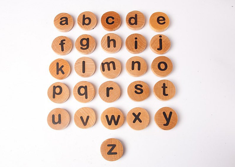 K&ouml;nnte beinhalten: Holzbrettchen mit Alphabetbuchstaben in schwarzer Schrift. Die Brettchen sind in alphabetischer Reihenfolge von A bis Z angeordnet.
