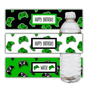 Puede incluir: Etiquetas de botella de agua verde y negro con un diseño de mando de videojuego. Las etiquetas dicen "Feliz cumpleaños" y "Agua".