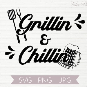Puede incluir: Diseño gráfico en blanco y negro con el texto "Grillin' & Chillin'" con una espátula y un tenedor a la izquierda y una jarra de cerveza a la derecha.
