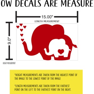 Peut inclure: Un autocollant repr&eacute;sentant un &eacute;l&eacute;phant rouge et blanc avec un c&oelig;ur sur le plus petit &eacute;l&eacute;phant. L'autocollant mesure 15 pouces de large et 9 pouces de haut. "Les mesures de hauteur sont prises du point le plus haut de l'image au point le plus bas de l'image. Les mesures de longueur sont prises du point le plus &eacute;loign&eacute; &agrave; gauche au point le plus &eacute;loign&eacute; &agrave; droite."