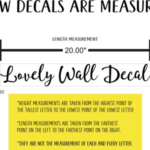 K&ouml;nnte beinhalten: Diagramm zur Messung von Wandtattoos. Der Text "Lovely Wall Decal" wird mit einer H&ouml;he von 7,6 cm und einer L&auml;nge von 50,8 cm angezeigt. Zus&auml;tzlicher Text erkl&auml;rt, wie H&ouml;he und L&auml;nge gemessen werden.