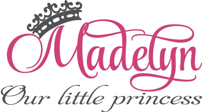 K&ouml;nnte beinhalten: Grafikdesign mit dem Namen "Madelyn" in rosa Schrift, kursiv geschrieben, gekr&ouml;nt von einer grauen Krone. Darunter steht der Satz "Our little princess" in grauer, eleganter Schrift.