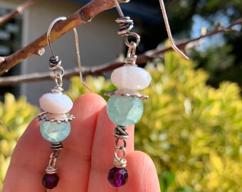 Pendientes de plata de ley hechos a mano con ágata azul de encaje, cristal aguamarina y componentes artesanales.