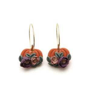 Polymeerklei oorbellen met bloemen pompoen