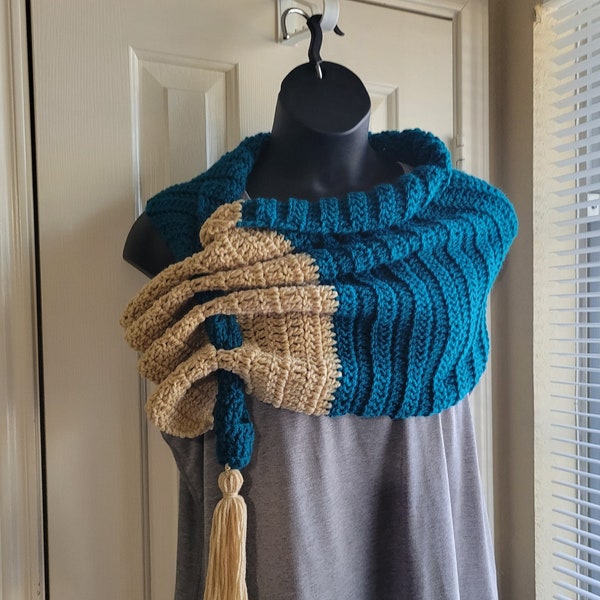 Écharpe en trou de serrure au crochet, idéale à porter au printemps, en automne ou avec un manteau pour un hiver au chaud. Enveloppez vos épaules dans cette écharpe élégante.