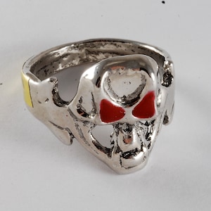 Jahrgang 1980 Schädel Ring mit roten Augen auf Silber Band Taiwan ROC 1980 neue alte Lager