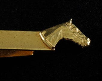 Vintage Krawattenklammer mit Pferdekopf, vergoldetes Messing, einzigartiger Verschluss auf der Rückseite, schöne 1970er Jahre