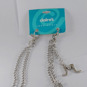 Cadena de jeans vintage de Claire's Stores con letra M y diamantes de imitación, cadena de bolsillo con broches a presión, nueva con etiqueta.