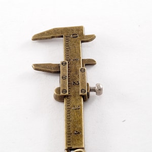 Vintage Schlüsselanhänger Mikrometer Messschieber Bronze überzogenes Messing Maschinist Tool Krawattenklammer New Old Stock