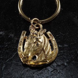 Llavero vintage de metal con cabeza de caballo y herradura en tono dorado FOB NWOT