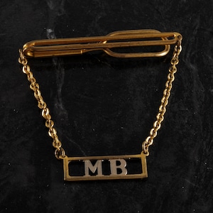 Vintage guldpläterade mässingsinitialer "MB" slipsnål med kedja signerad Swank begagnad