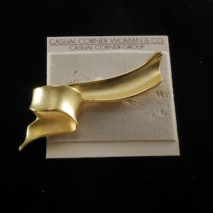 Lady Remington Ribbon Brooch 3,5" x 1,5" Pin de tom dourado escovado Joias assinadas Novo no Casual Corner Card