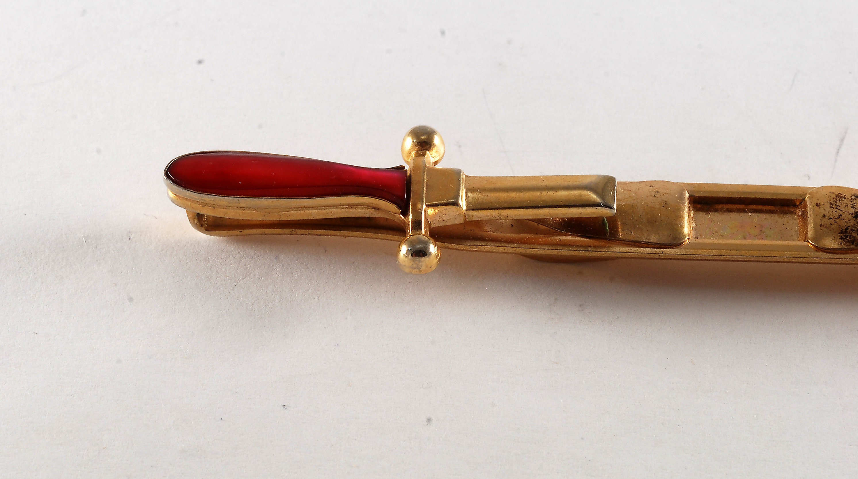 Vintage 1940\'s-60\'s Hickok Scimitar/Saber Tie Bar With Red Cabochon Stone Hickok USA Sword Tie Clip – Gold-tone Red Rhinestone Saber  main image 2