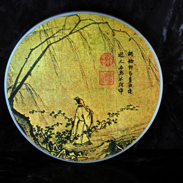 Vintage Japanische Asiatische Kunst Pin " A walk on a Mountain Path " 1238 Sung Dynasty Künstler Yen Li-Pen Kunststoff Pin Broach NOS