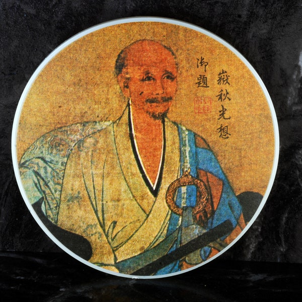 Vintage japanische asiatische Kunst Pin "Ch'an Master Wu-Chun" 1238 Sung Dynasty Künstler Yen Li-Pen Kunststoff Pin Brosche NOS