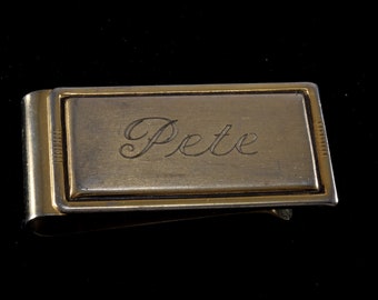 Vintage Geldklammer mit Monogramm Name „PETE“. Geldklammer aus vergoldetem Messing verwendet