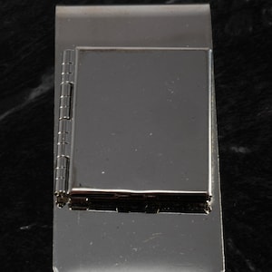 Vintage brillante plata plateado latón medallón marco marco compartimiento dinero clip nuevo viejo stock