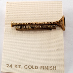 "Vintage ""Perhaps Today"" Horn Anstecknadel 24KT." Gold-Finish-Etikett oder Hut Pin NOS auf Karte 1970er Jahre