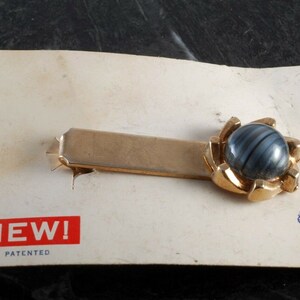 Vintage Cavalier Marchio Fantasia Blu Plastica GemMa Uomo Tie Clip 1960's NOS On Card