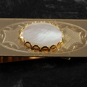 Fermasoldi vintage in madreperla su metallo color oro con design inciso, nuovo, vecchio stock