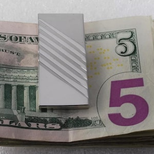 Clip para billetes de diseño de metal plateado con líneas grabadas brillantes