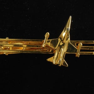 Fermacravatta vintage a forma di aereo da caccia in ottone placcato oro, anni &#39;70