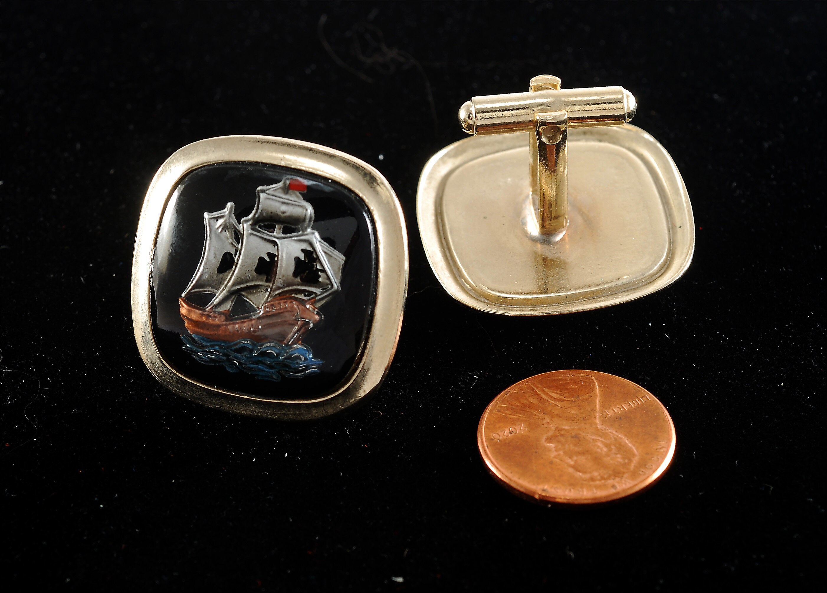Boutons De Manchette Anciens - Chimères En Laiton Peint - Occasion, Bon état D'usage