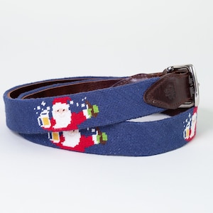 Boozy Santa Needlepoint Belt (azul marino) / Cinturón de Navidad / Holiday Needlepoint Belt / Cinturones de Navidad / Cinturón de Navidad / Regalo para los amantes de la cerveza