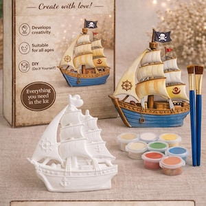 Può includere: Un kit di pittura fai-da-te con modelli di navi in gesso, colori acrilici e pennelli. Il kit include una nave in gesso, sei colori di pittura e due pennelli. La scatola recita "PAINTING KIT - Create with love!" ed è adatto a tutte le età.