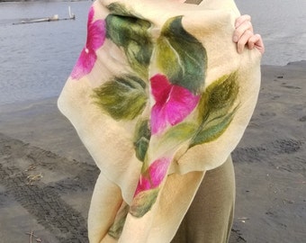 ハイビスカス柄ヌーノフェルトショール – メリノウールとシルクのラップ、ブライズメイド、花嫁の母への手作りギフト、名入れオプション付き。
