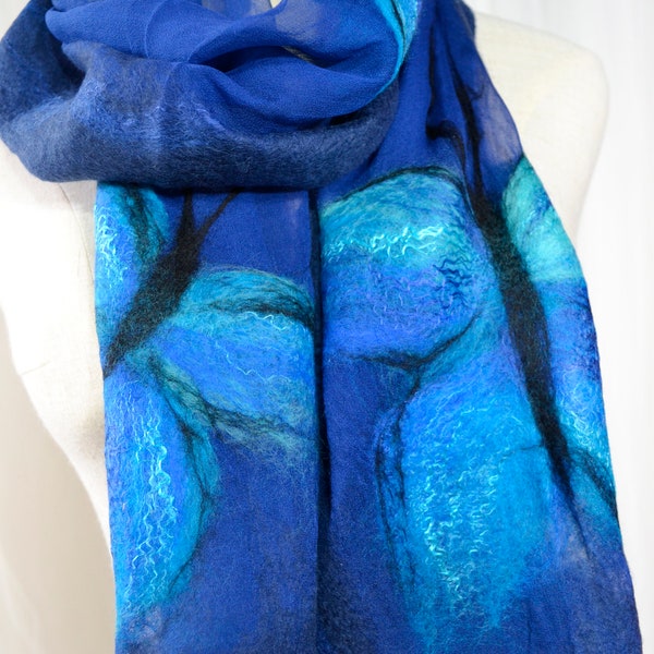 Foulard papillon morpho bleu, châle en soie parfait pour veste, robe, pour fête de désherbage, cadeau unique pour femme, fait à la main en Nouvelle-Zélande, nunofelted