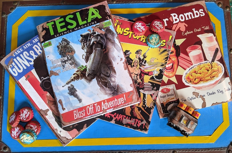Puede incluir: Una colecci&oacute;n de portadas de c&oacute;mics y revistas de estilo vintage con temas de ciencia ficci&oacute;n y acci&oacute;n. Las portadas est&aacute;n desgastadas y deste&ntilde;idas, lo que les da un aspecto retro. Los t&iacute;tulos incluyen "Guns & Rockets", "Tesla Science Magazine", "The Unstoppables" y "Sugar Bombs".