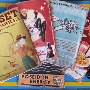 Puede incluir: Una colecci&oacute;n de libros de bolsillo de estilo vintage, ilustrados y coloridos con t&iacute;tulos como "Sunset Sarsaparilla", "Poseidon Energy", "Bombs" y "On the Verge of Death: A StimPack!" Las portadas presentan gr&aacute;ficos y textos de inspiraci&oacute;n retro.