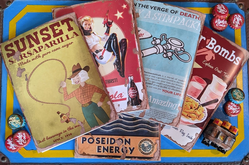 Puede incluir: Una colecci&oacute;n de libros de bolsillo de estilo vintage, ilustrados y coloridos con t&iacute;tulos como "Sunset Sarsaparilla", "Poseidon Energy", "Bombs" y "On the Verge of Death: A StimPack!" Las portadas presentan gr&aacute;ficos y textos de inspiraci&oacute;n retro.