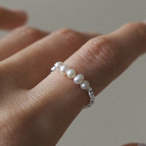 Sterlingsilverring med sten och pärla: Elegant pärlbesatt stretchring