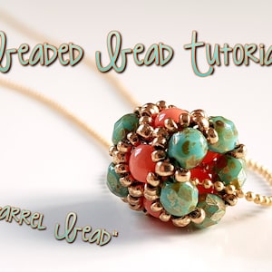 Op de afbeelding: Een kralenketting met een turquoise en koraal gekleurde tonvormige kralenhanger. De hanger is gemaakt van kleine kralen en heeft een gouden afwerking. De ketting ligt op een witte achtergrond. "Barrel Bead" staat onder de hanger.