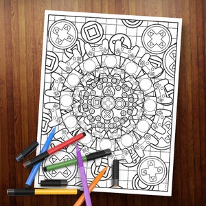 Puede incluir: Una página para colorear en blanco y negro con un diseño circular de mandos de videojuegos, botones y símbolos. El diseño está rodeado por un patrón de cuadrícula.