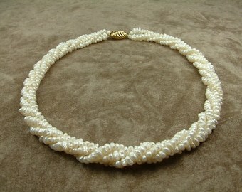 Collier Torsadé de Perles Blanches