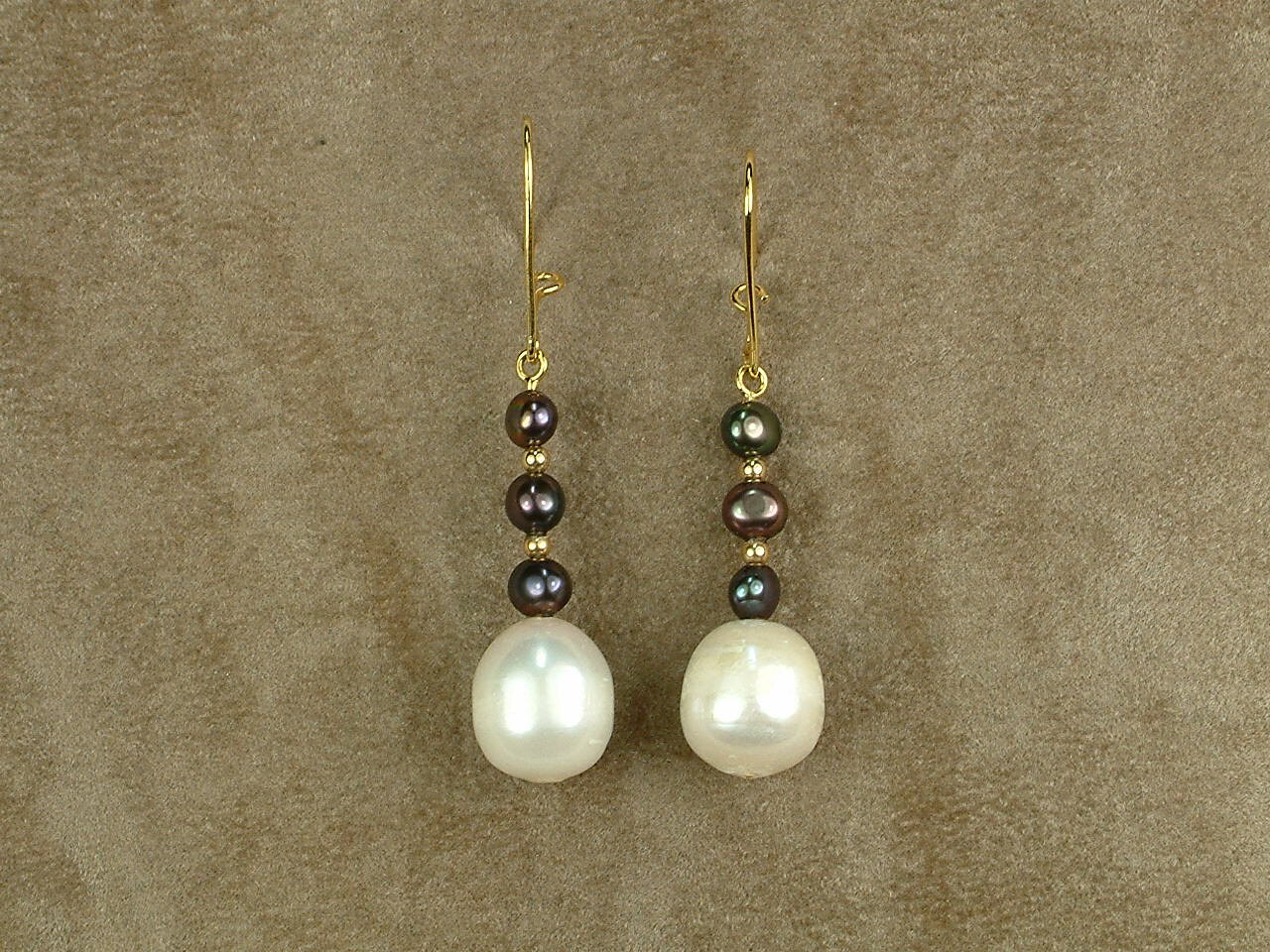 Gold Hanging Earrings With White and Black Pearls - Etsy