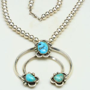 Collar de cuentas de banco con colgante de flor de calabaza naja grande de color turquesa de plata esterlina artesanal navajo vintage