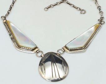 Collar con colgante grande de nácar y plata de ley estilo navajo vintage