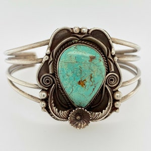 Vintage Navajo Lovely Green Turquoise Sterling Silver Cuff Bracelet Feather Swirls