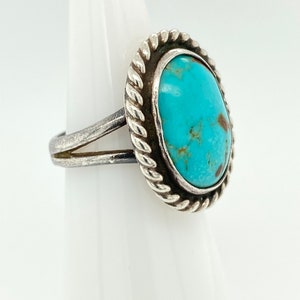 Vintage Navajo Bright Blue Turquoise Sterling Silver Ring Braid Detail Sz 5 image 2