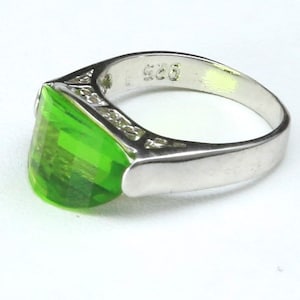 Vintage Sterling Silver & Faceted Green Glass Stone Modernist Style Ring Size 7