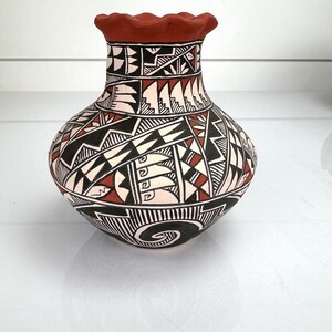 Artisan L. Vallo Acoma NM Pottery Vase Native American Bear Story Signed 4.25"