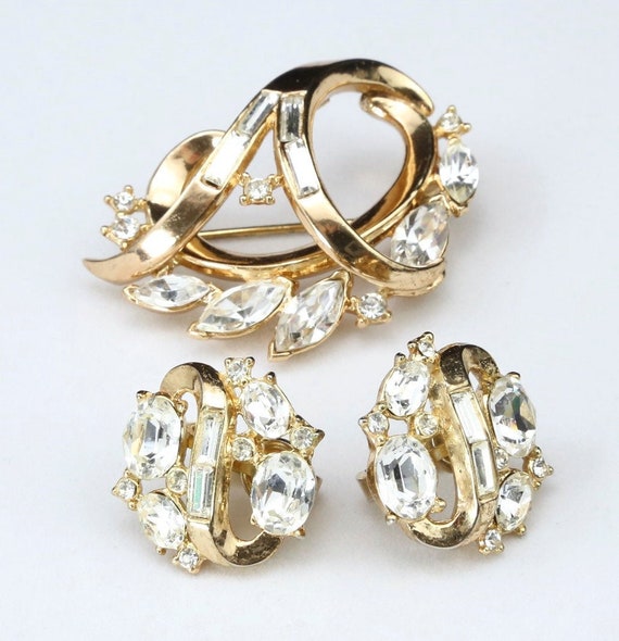 Vintage Trifari Design Clear Rhinestone Brooch Pin Clip On Earrings Set Signed