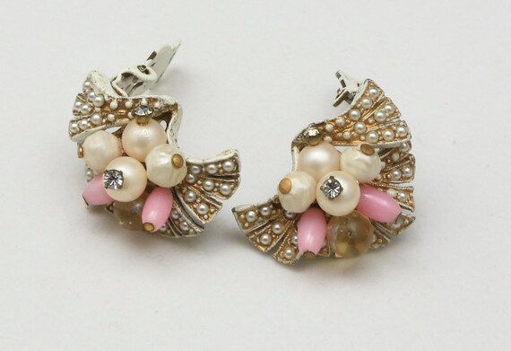 Vintage 50s Coro White & Pink Fan Clip On Earring… - image 2