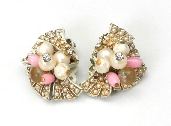 Vintage 50s Coro White & Pink Fan Clip On Earring… - image 3