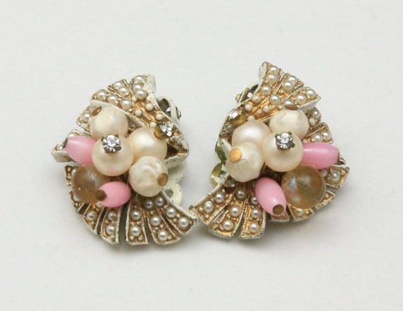 Vintage 50s Coro White & Pink Fan Clip On Earring… - image 1