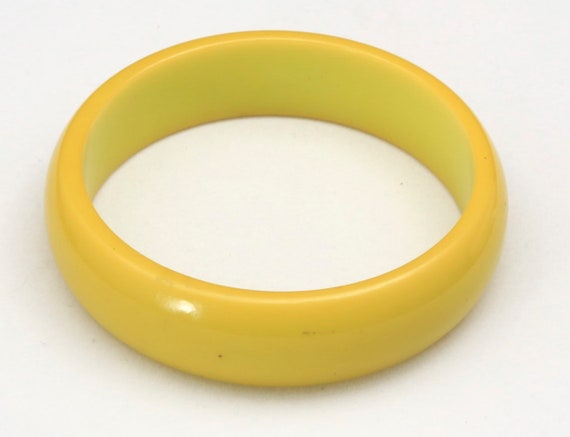 Vintage Yellow Solid Bakelite Bangle Bracelet - image 4